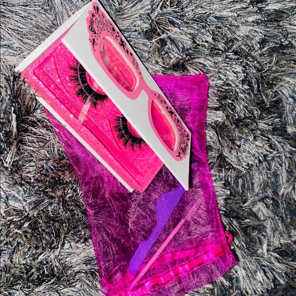 Eyelashes - Picture 1 of 2